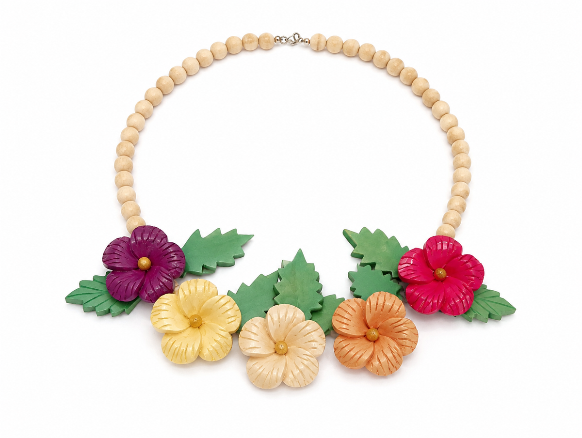 COLLAR DE FLORES TROPICALES EN MADERA TALLADA (C. 1950–1959)