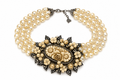 GARGANTILLA DE TRES HILERAS CON BROCHE FLORAL DE CELULOIDE — ESTILO VICTORIANO (C. 1930–1950)