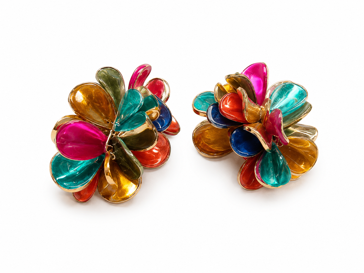 ARETES DE CLIP FLORALES EN LUCITA METALIZADA  (C. 1980)