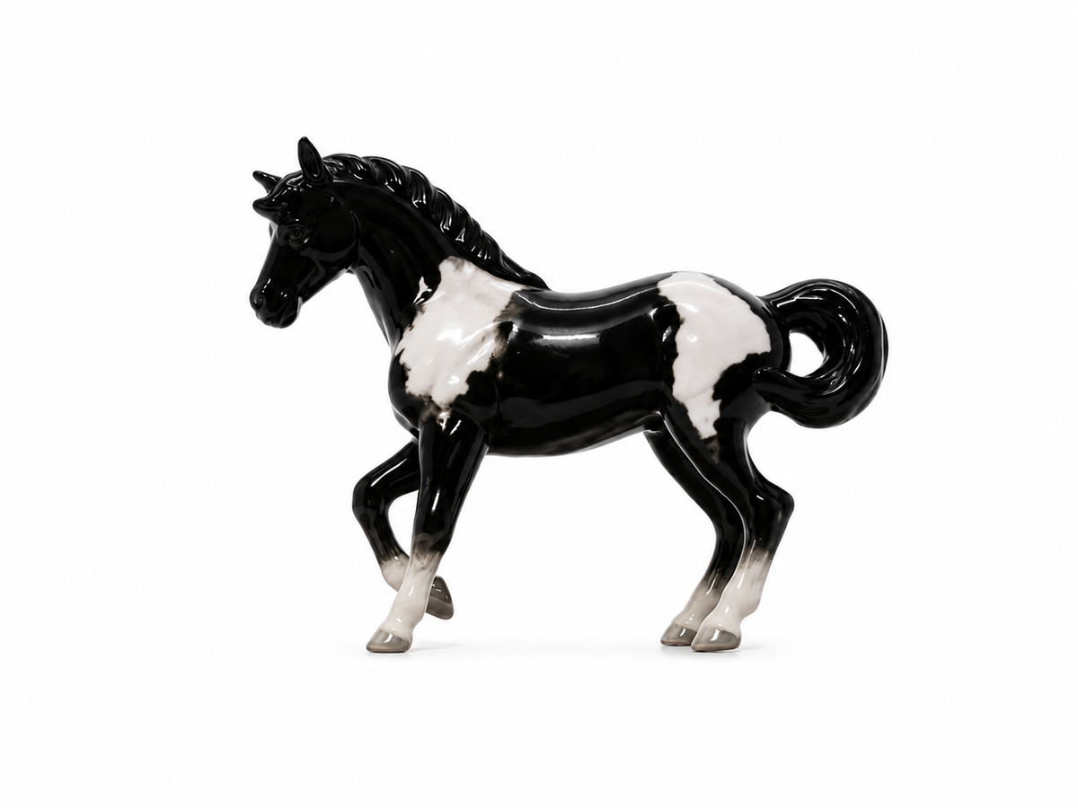 ESTATUILLA DE CABALLO PINTO EN CERÁMICA ESMALTADA — ESTILO MID-CENTURY (C. 1950–1970)