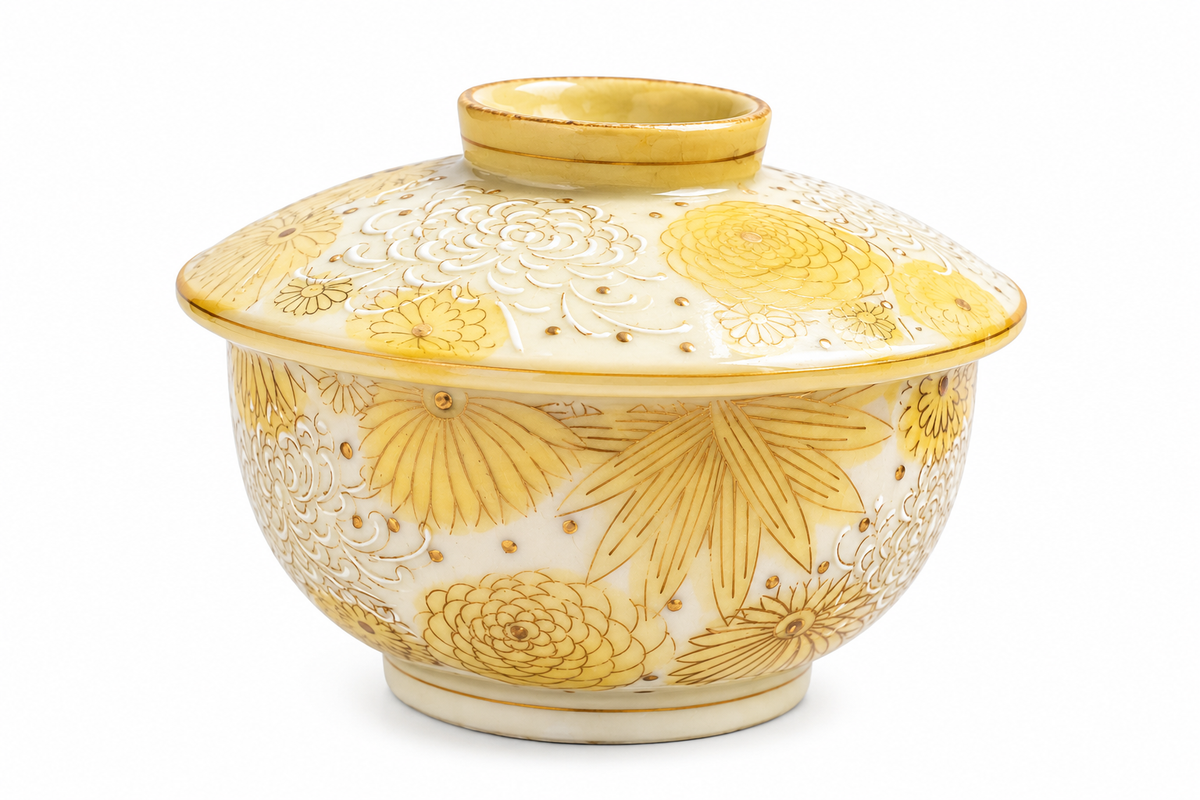 Kutani-yaki – Pieza de Porcelana Japonesa Pintada a Mano con Decoración Floral y Oro, c. 1950–1970