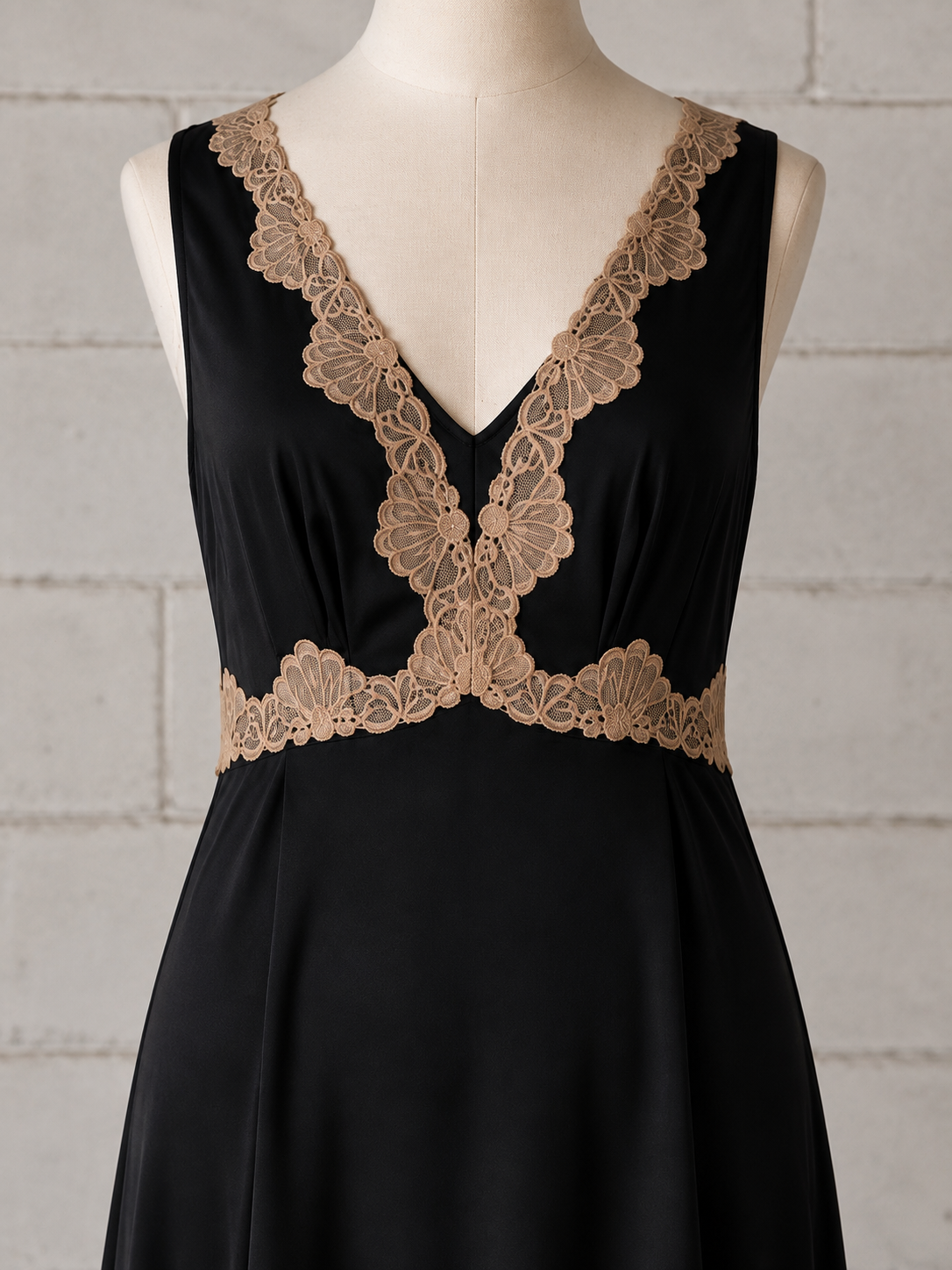 EMILIO PUCCI FOR FORMFIT ROGERS BLACK & NUDE LACE PEIGNOIR