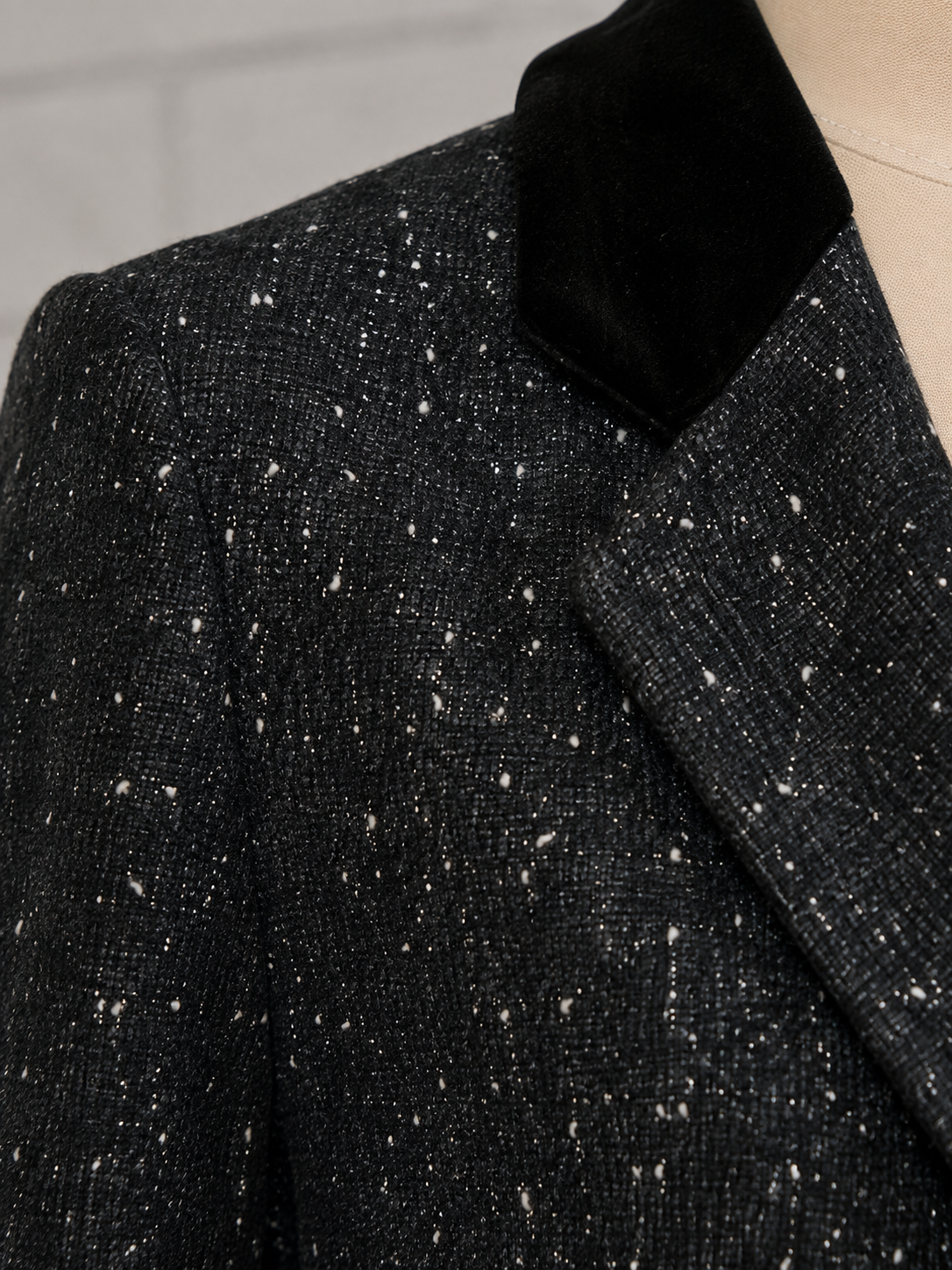 YVES SAINT LAURENT RIVE GAUCHE – BLAZER DE TWEED CON DETALLES EN TERCIOPELO