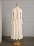 IVORY SCARF BASQUE WAIST DRESS – EN CREPÉ Y SATÍN MARFIL (CA. 1980S)