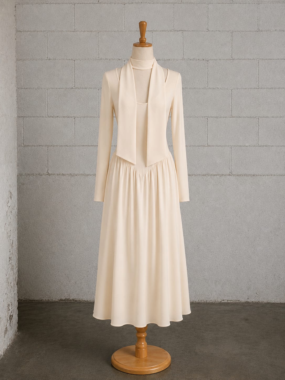 IVORY SCARF BASQUE WAIST DRESS – EN CREPÉ Y SATÍN MARFIL (CA. 1980S)